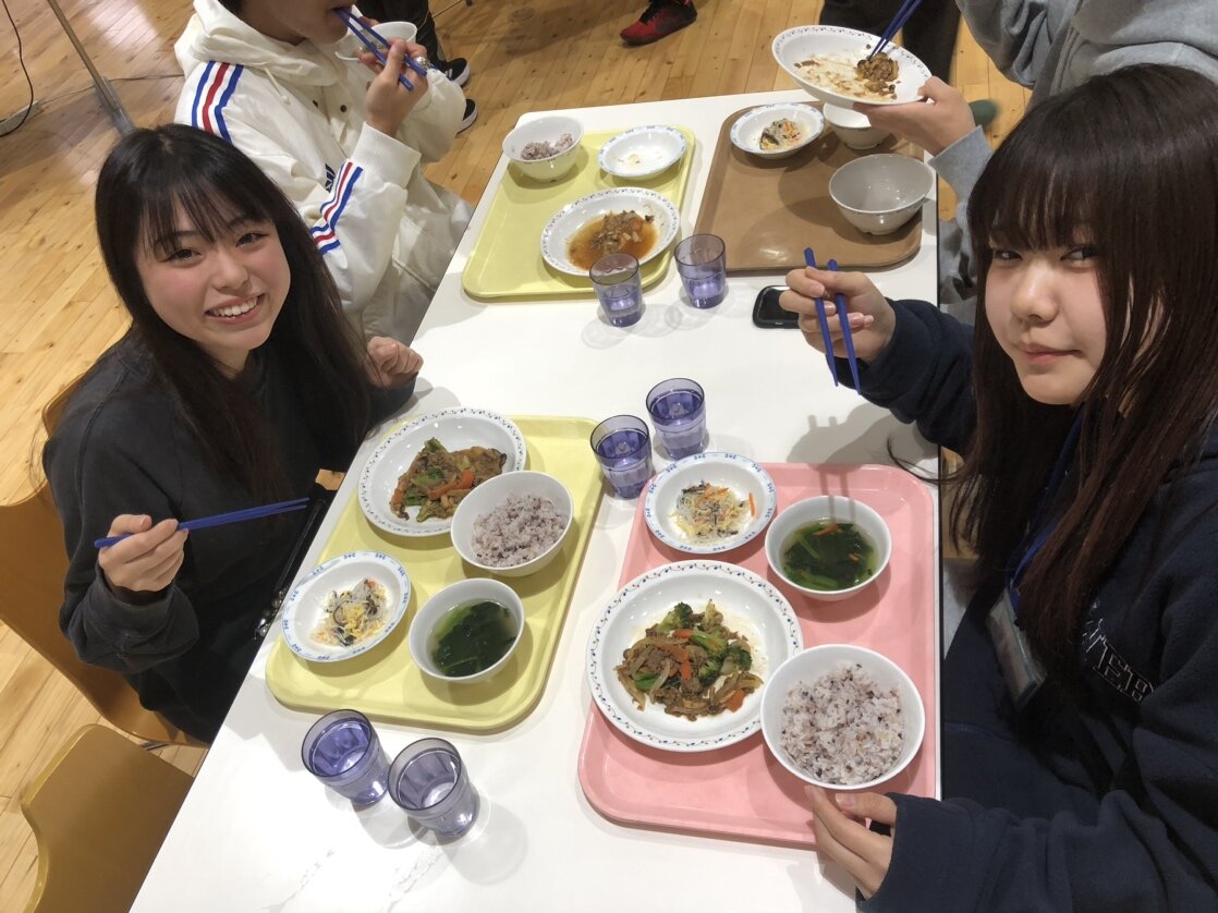 みんなで大切に育てた古代米は、奉納祭後に給食として振舞われました