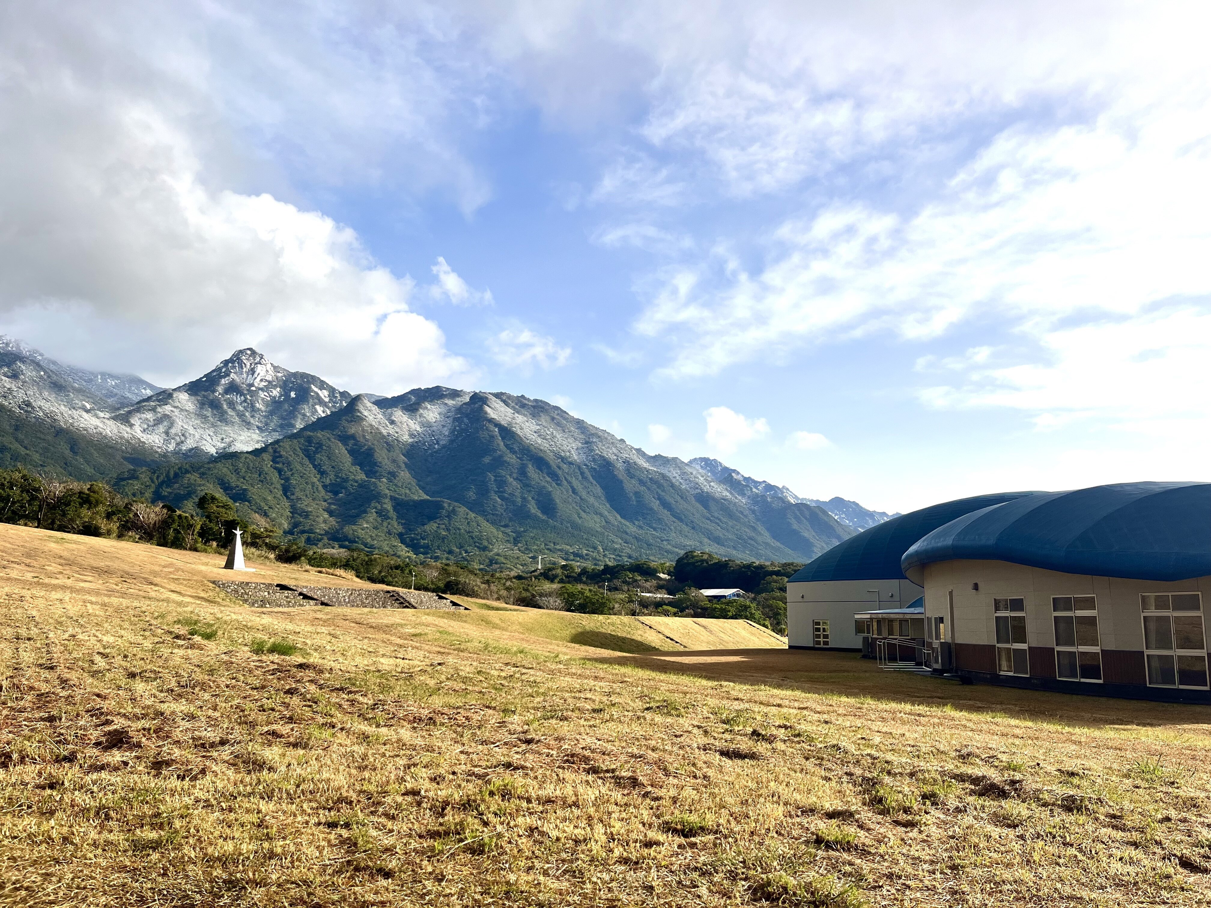 化粧に包まれた山々、南の島の冬景色