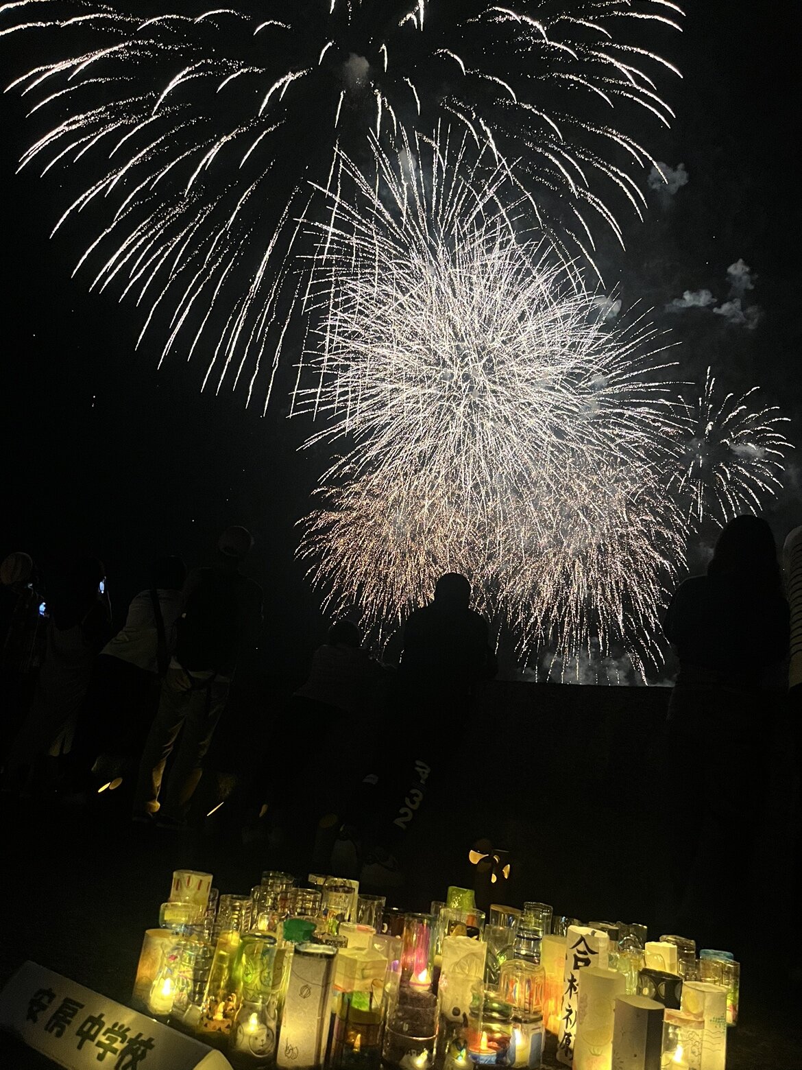 祭りのクライマックスには大輪の花火が夜空に咲き、一瞬で町全体が光に包まれます